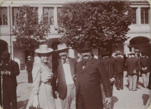 22 Dans la cour du lycée02