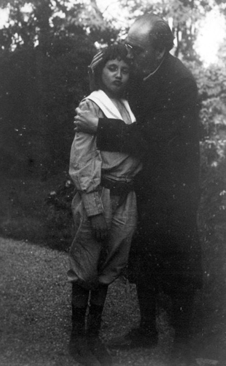 Image - Emile Zola embrassant Jacques