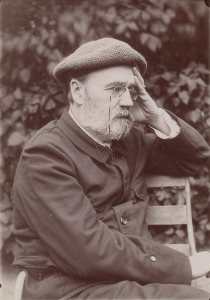 Image - Emile Zola de trois-quart, avec un béret